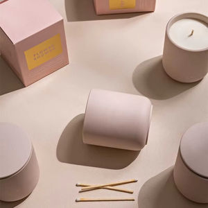 เทียนหอมอโรมาเธอราพี กลิ่นไม้จันทน์และลูกแพร์ ผสมไขถั่วเหลือง 60% สีโรสโกลด์สุดหรู ขนาด 10 ออนซ์ สำหรับขายส่งและขายต่อ - Product Image 4