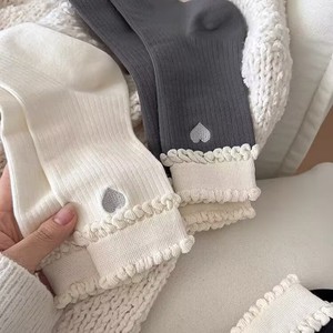 Chaussettes mi-mollet en coton pour femmes avec bordure en dentelle, broderie cœur, gris, blanc, noir, absorbant la transpiration, respirantes, style élégant - Product Image 1