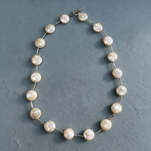 Elegante Collar de Perlas Blancas Edison de Agua Dulce de 12 mm con Tubos Dorados y Cierre Marinero de 10 mm, Joyería Hecha a Mano de 16.5 Pulgadas - Product Image 3