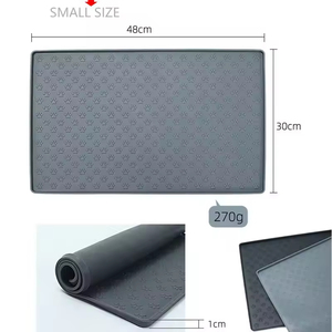 Grote driehoekige plastic voedermat voor huisdieren, antislip en waterdicht, draagbaar en opvouwbaar, geschikt voor binnen en buiten. - Product Image 6