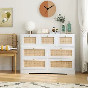 7-Lades Dressoir Strakke Witte Afwerking, Klassiek Gouden Knophandvat En Strakke Dubbele Dressoir Met Rotanontwerp