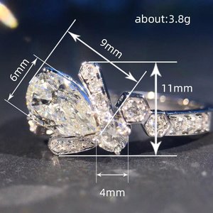 Anello di Fidanzamento Q644 per Donna in Oro Bianco con Diamante Taglio Pera Naturale Colore D e Diamanti Laterali - Product Image 4