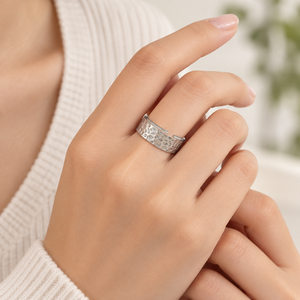 Bague ouverte réglable en acier inoxydable, texturée martelée, large, disponible en or et en argent - Product Image 5