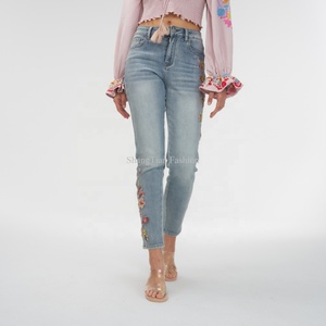 Fabricant OEM - Jeans pour femmes à taille mi-haute, coupe droite, broderie florale, jeans complets pour femmes - Product Image 2