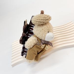 مشابك شعر قماشية على شكل دب تيدي قابلة للتخصيص بالجملة من المصنع، إكسسوارات شعر مخملية عالية الجودة مصنوعة يدويًا للاستخدام اليومي للفتيات - Product Image 5