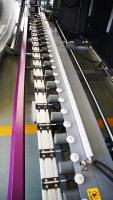 Machine automatique de pressage servo-assisté pour le remplissage de verre isolant à double vitrage et le traitement profond du verre