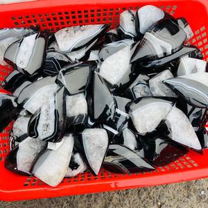 Vente en gros de pierres de guérison en cristal d'agate de sardonyx noir naturel, pierre de cristal en forme de torche, artisanat en cristal pour la décoration et les cadeaux - Product Image 4