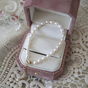 Pulsera de cuentas de perlas de agua dulce naturales de arroz pequeño chapado en oro de 18 quilates, joyería de pulsera de boda delicada - Product Image 6