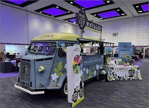 Camion de restauration mobile rétro bleu personnalisé avec station de boissons Mojito réfrigérées, comptoir à desserts pour festival de musique - Product Image 4