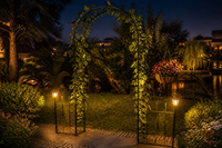 Arche solaire décorative pour plantes avec treillis courbé, panneaux de clôture de jardin et piquets de fixation au sol