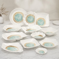 Service de table en porcelaine fine blanche nordique sur mesure avec bordure dorée et motifs abstraits bleus
