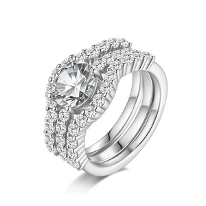 Bague de fiançailles romantique en moissanite ronde, plaqué or 18 carats, sertie pavé, style couronne pour femme, alliance de mariage - Product Image 2