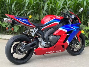 Motocyclettes haute performance propulsées par un moteur quatre cylindres en ligne de 1000 cm³ pour la conduite en ville et sur autoroute - Product Image 3