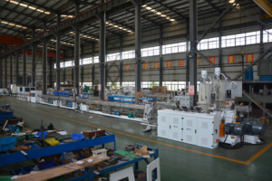 Ligne de production automatique de tuyaux PPR/PPRC, machine à vis, moteur, boîte de vitesses pour l'eau potable, <span class=keywords><strong>chauffage</strong></span> <span class=keywords><strong>central</strong></span>, alimentation en eau chaude/froide - Product Image 2