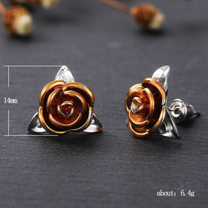 Orecchini a Perno 3D Bicolore a Forma di Rosa, Eleganti Gioielli Floreali da Donna per Uso Quotidiano e Feste, Regalo Impilabile - Product Image 3