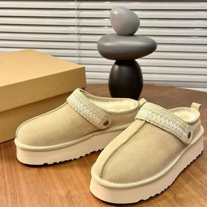 Botas de nieve UG hechas de tela tejida con propiedades antideslizantes y resistentes al agua, adecuadas tanto para uso en interiores como en exteriores. - Product Image 4