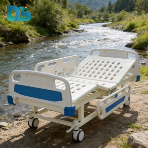 Lit manuel pour équipement hospitalier avec tête et pied de lit en ABS, sommier perforé, <span class=keywords><strong>2</strong></span> barrières de sécurité, manivelles chromées, frein central et 4 roulettes silencieuses - Product Image 2