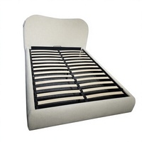 Tête de lit ondulée de style transitionnel, lit en tissu bouclé blanc, cadre de lit en tissu Teddy pour chambre à coucher