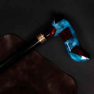 Canne de marche en bois faite à la main avec détails en résine pour un style unique et un soutien fiable pour les personnes âgées et les adultes - Product Image 3