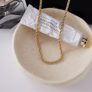 สร้อยคอโซ่เกลียวสำหรับผู้หญิง สแตนเลสสตีล สีสันตัดกัน รูปตัวยู ของขวัญ เครื่องประดับ - Product Image 4