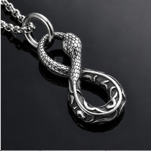Yunnique – collier avec pendentif serpent en acier inoxydable pour hommes, design en forme de 8, style rétro, accessoire de bijoux à la mode - Product Image 2