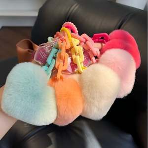 Porte-clés personnalisé en forme de cœur en peluche avec pompon, en fausse fourrure douce, pour cadeaux et accessoires mignons en gros - Product Image 2