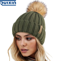 Chapeau polaire femme fourrure Pom Logo personnalisé chapeau ample hiver tricoté chapeau pompon bonnet vert toque avec étiquette en polyuréthane