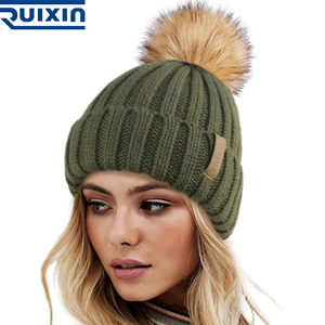 Chapeau polaire femme <span class=keywords><strong>fourrure</strong></span> Pom Logo personnalisé chapeau ample hiver tricoté chapeau pompon bonnet vert <span class=keywords><strong>toque</strong></span> avec étiquette <span class=keywords><strong>en</strong></span> polyuréthane - Product Image 1