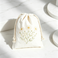 Sacs à cordon personnalisés en gros, imprimés avec motifs de dessins animés, style simple, lavables, pliables, réutilisables, pour emballage cadeau, avec logo