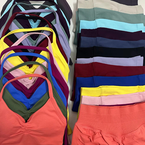 Conjunto Deportivo de Yoga para Mujer RUIQUWIN con Logotipo Personalizado, Top Halter sin Espalda de Color Sólido, Shorts Ajustados de Cintura Alta, 2 Piezas, Transpirable y Ligero - Product Image 3