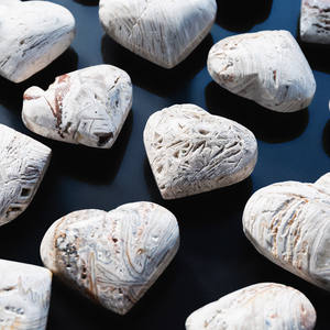 Cristaux polis de haute qualité en gros, pierres de guérison en cristal de diamant, agate dendritique en forme de cœur, 50-70 mm, cadeaux de mariage européens - Product Image 1