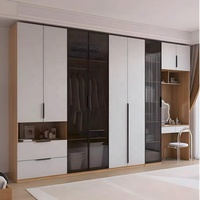 Armoire de chambre personnalisée avec intégration de portes vitrées, coiffeuse, compartiment de présentation ouvert et meuble de rangement multi-tiroirs