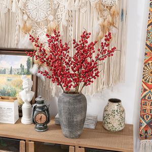 Branche artificielle de baies de houx rouges CallaFloral en plastique, décoration intérieure pour la maison et les mariages - Product Image 1