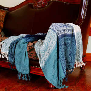 Coperta Nordica Blu 100% Poliestere Ecologica per Tavolo e Divano, Morbida e Confortevole, Design Geometrico Intrecciato - Product Image 4