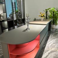 Ensemble d'armoires de cuisine noires de luxe à finition brillante avec îlot et charnières à fermeture amortie pour villa
