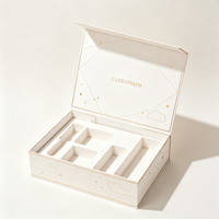Boîte cadeau rigide de luxe avec couvercle à charnière, logo personnalisé, impression étoiles célestes en feuille d'or et insert moulé à 5 compartiments