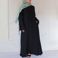 Abaya noire élégante et modeste pour femme musulmane, taille empire avec détail de nouage aux poignets, en crêpe mat de qualité supérieure, étiquette personnalisée, commande en gros, mode féminine musulmane