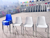 Chaise empilable moderne en plastique PP chromé – Écologique, légère, pour école, salle de classe, formation, église, bureau, salle à manger, concert