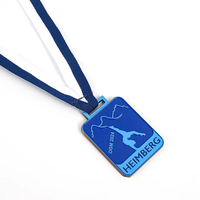 Médaille carrée bleue en émail souple, silhouette d'athlète de montagne personnalisée, en alliage de zinc, pour récompense sportive en plein air avec ruban
