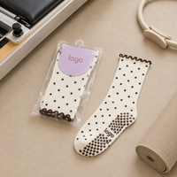 Chaussettes de yoga et de Pilates antidérapantes pour femmes avec logo personnalisé, à pois mignons et volants, pour barre et reformer