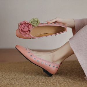 Bailarinas de edición limitada primavera/verano con remaches florales y punta abierta para mujer - Punta redonda - Tacón alto - Sandalia individual de moda - Product Image 3