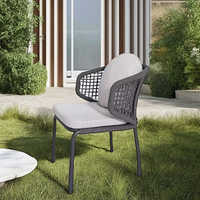 Ensemble de table et de chaises de salle à manger d'extérieur en rotin moderne avec un design empilable et léger, coussins imperméables pour une utilisation durable en extérieur