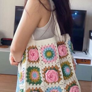 Sac à bandoulière en coton crocheté personnalisable pour femme, avec décoration originale fleur de camélia, tendance, avec deux sangles - Product Image 1