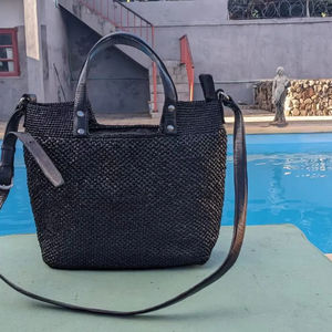 Sac seau en paille tissée bohème avec doublure en raphia - Sac à main tendance pour les journées à la plage, les festivals de musique et les escapades tropicales - Product Image 1