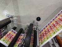 Máquina de impresión de etiquetas adhesivas digitales Rollo a rollo Impresora de etiquetas Máquina troqueladora de etiquetas de color Rollo a piezas para imprenta