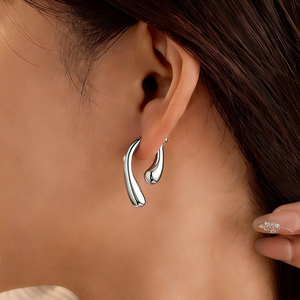 Boucles d'oreilles pendantes minimalistes en cuivre plaqué or blanc, style français, polyvalentes, simples et élégantes pour tous les jours - Product Image 1