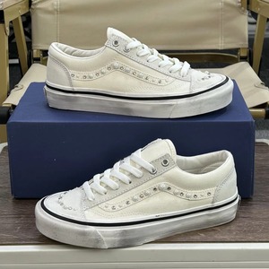 Sneakers Sportive Vintage di Lusso in Tela, Scarpe Casual con Lacci e Dettagli in Perle - Product Image 1