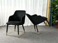 Chaise de salle à manger commerciale en tissu velours bleu, moderne et élégante, avec accoudoirs rembourrés, pour restaurant, hôtel, café, extérieur et salon.