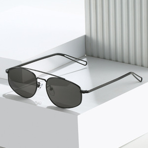 แว่นกันแดดแฟชั่นทรงนักบิน โลโก้สั่งทำได้ ป้องกันรังสียูวี 400 กรอบโลหะ ป้องกันแสงสะท้อน ดีไซน์เต็มกรอบ สวมใส่สบาย สีทอง แบรนด์หรู HUATU สำหรับทุกเพศ - Product Image 2