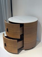 Table de chevet cylindrique moderne en noyer avec 2 tiroirs, plateau en bois durable et écologique fait main, poignées noires pour chambre et salle à manger